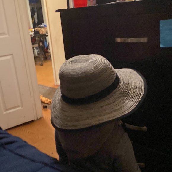 Black and white hat swirl wide brim - Picture 2 of 8